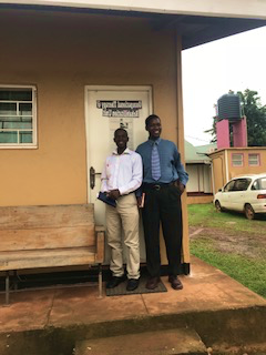(l. to r.) Kalanda Emmanuel和Odoch Richard在Mulago医院